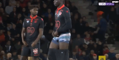 76人以123-114战胜雄鹿，马克西砍54分，助球队逆转三连败，稳居东部第六。