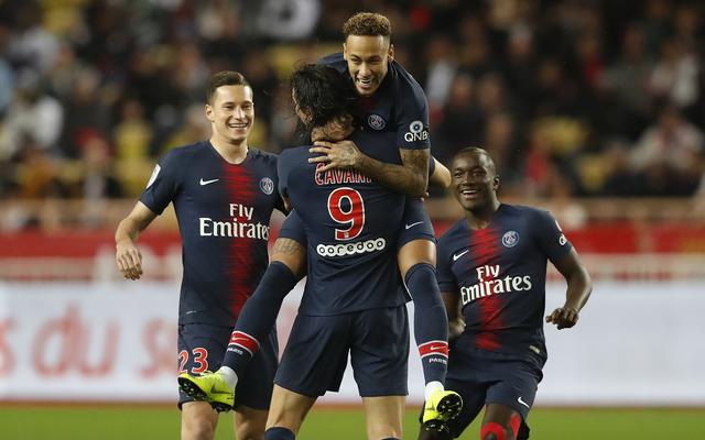 曼联英超14轮1-1战平西汉姆联，近5轮仅胜1场，阿莫林执教遇质疑，防守问题突出。（英超第14轮曼联1-1西汉姆，近五轮仅一胜，阿莫林执教受质疑，防线隐患凸显）